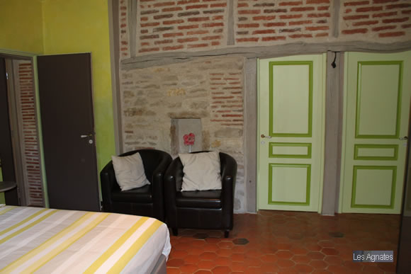 LesAgnates-bedrooms- burgundy