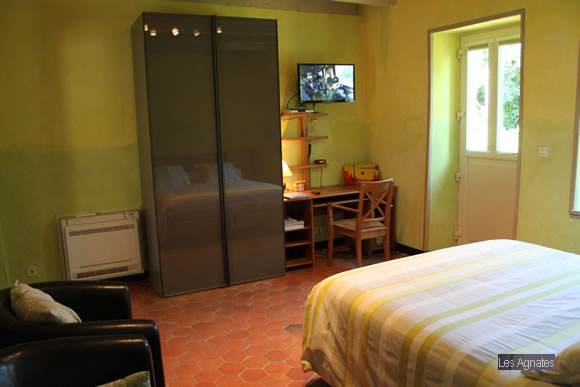 LesAgnates-bedrooms